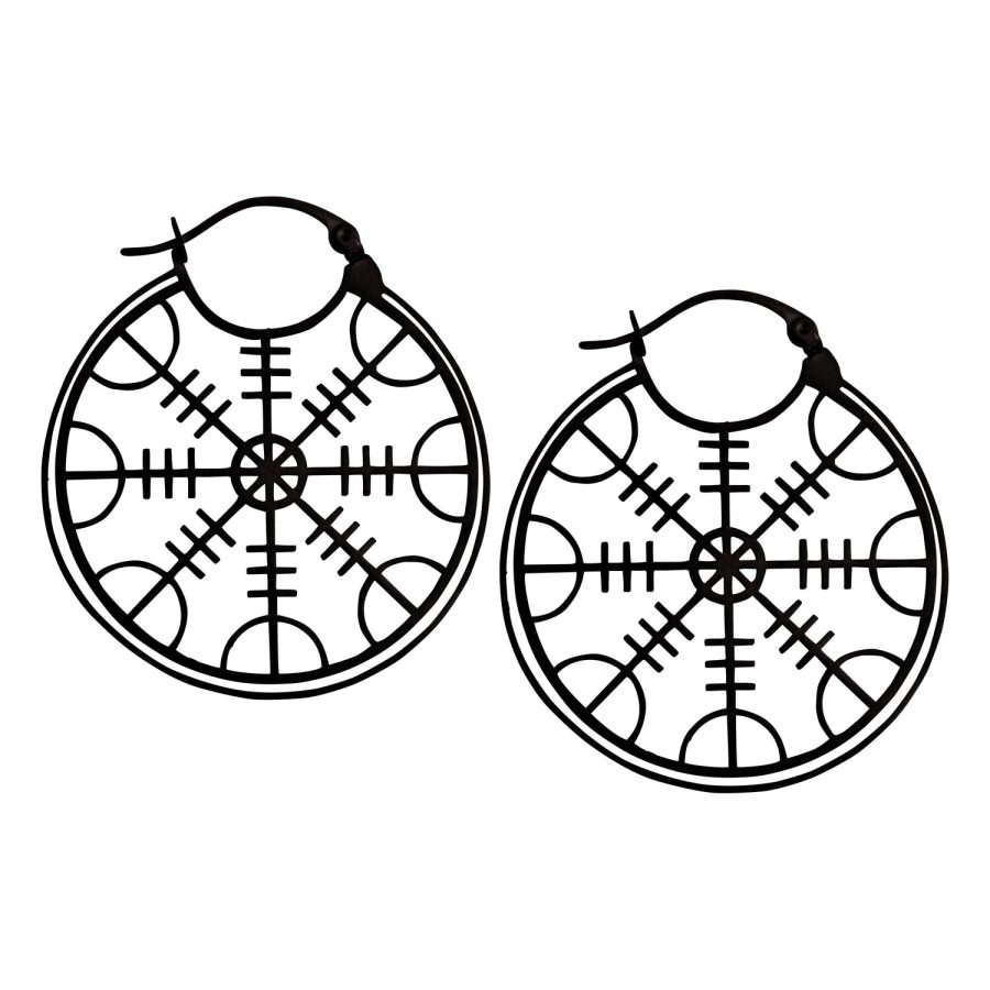 Kaksi mustaa ruostumattomasta teräksestä valmistettua korvarengasta Helm of Awe -symbolilla valkoisella taustalla