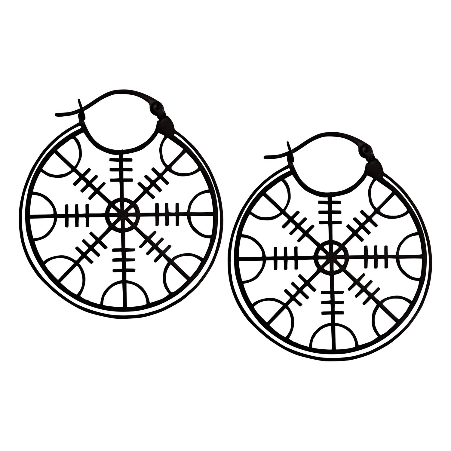 Kaksi mustaa ruostumattomasta teräksestä valmistettua korvarengasta Helm of Awe -symbolilla valkoisella taustalla