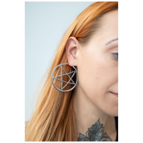Hopeiset pentagram-korvakorut ketjulla, korvassa, vaalea tausta