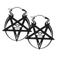 Kaksi mustaa korvakorua, joissa on pentagrammi ja silmä valkoisella taustalla