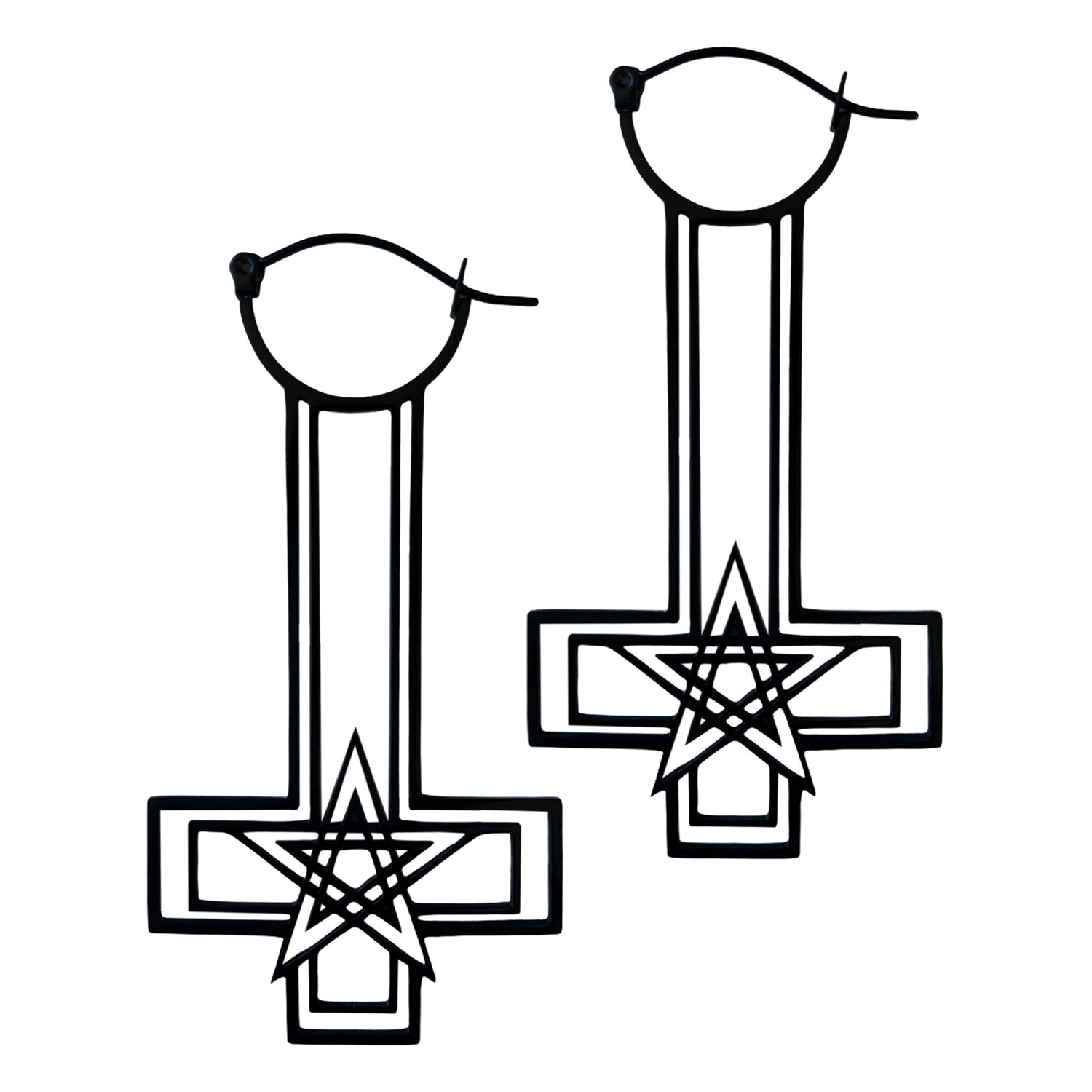 Musta pentagrammi korvakorut kirurginteräksestä Kaksi mustaa risti-pentagrammi korvakorua kirurginteräksestä valkoisella taustalla