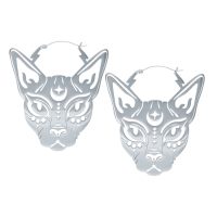Kaksi hopeista Sphynx Hoops -korvakorua kissakuviolla valkoisella taustalla