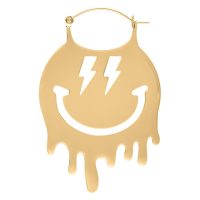 Iso kultainen korvakoru, jossa on hymiökuvio ja salamakuvio valkoisella taustalla