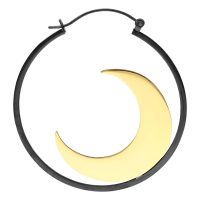 Mustat ja kultaiset Mangata Hoops -korvakorut puolikuudesignilla valkoisella taustalla