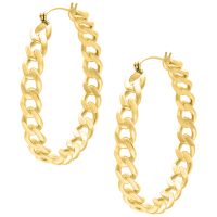 Kaksi kultaista Curbchain Hoops -korvakorua valkoisella taustalla
