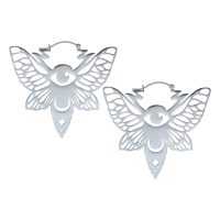 Pari hopeisia Moth Hoops -korvakoruja ruostumattomasta teräksestä valkoisella taustalla