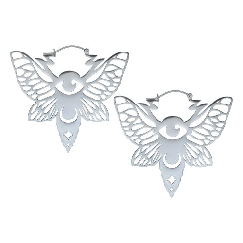 Pari hopeisia Moth Hoops -korvakoruja ruostumattomasta teräksestä valkoisella taustalla
