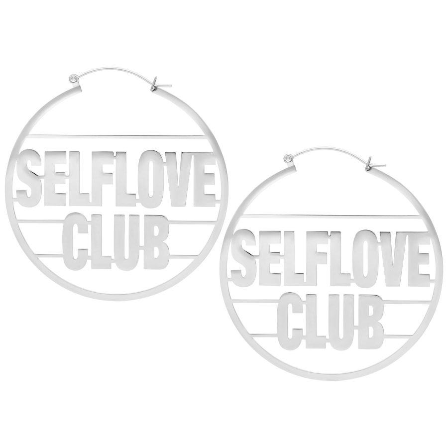 Hopeiset korvakorut 'Selflove Club' -tekstillä valkoisella taustalla