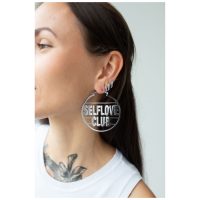Hopeiset Selflove Club Hoops -korvakorut korvassa, lähikuva