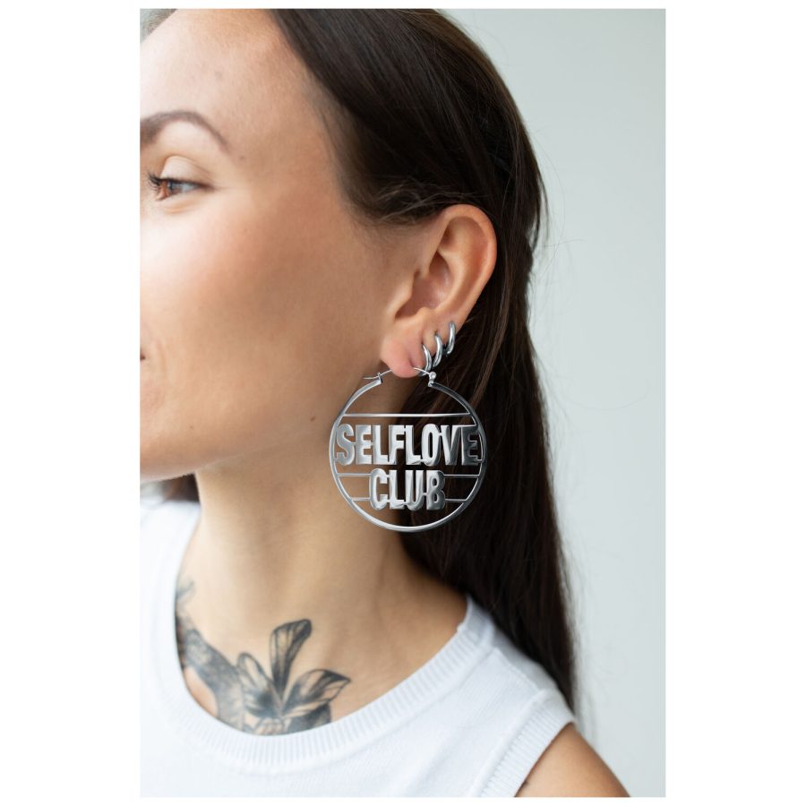 Hopeiset Selflove Club Hoops -korvakorut korvassa, lähikuva