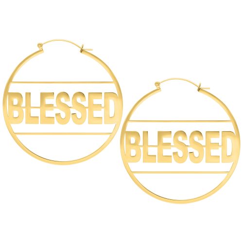Kaksi kiiltävää kultaista korvakorua tekstillä 'Blessed' valkoisella taustalla