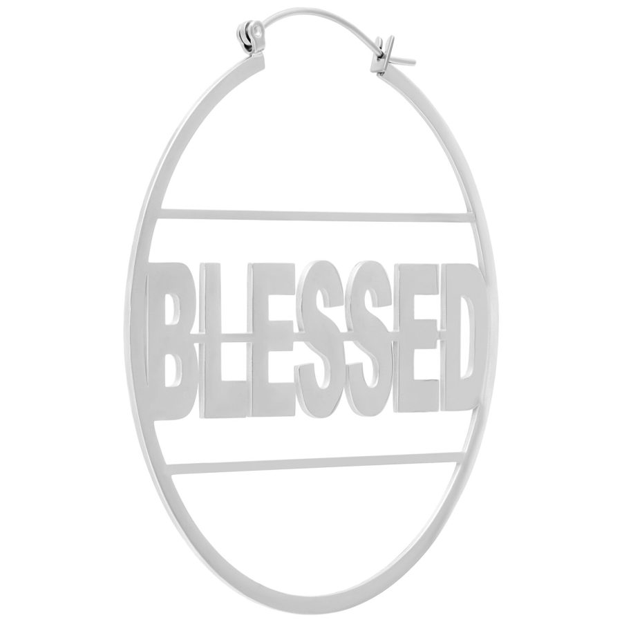 Hopeiset korvakorut 'Blessed'-tekstillä valkoisella taustalla