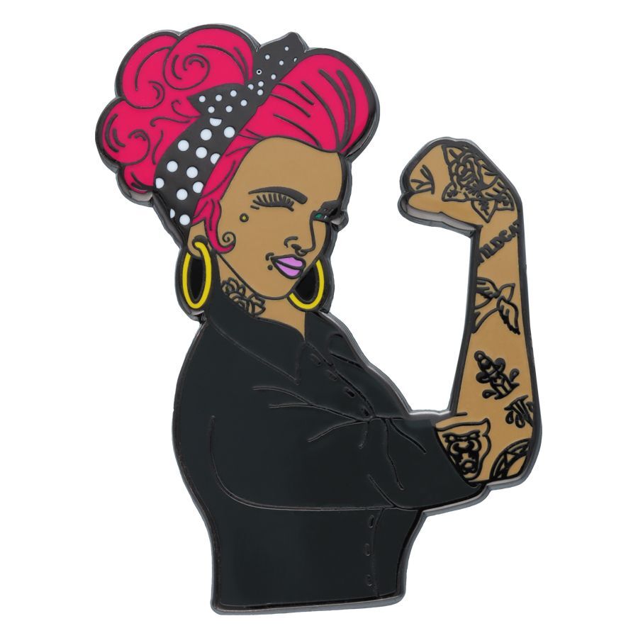 Wildcat Rocker Pin tatuointikuviolla Rocker-pin naisella mustissa vaatteissa, vaaleanpunaisissa hiuksissa ja tatuoinneissa