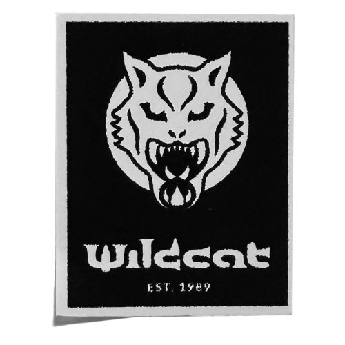 Mustavalkoinen Wildcat-tarra, jossa on vihainen kissan kasvot ja logo