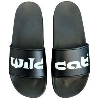 Musta Wildcat Slides logolla Mustat Wildcat sandaalit PVC:stä valkoisella logolla valkoisella taustalla