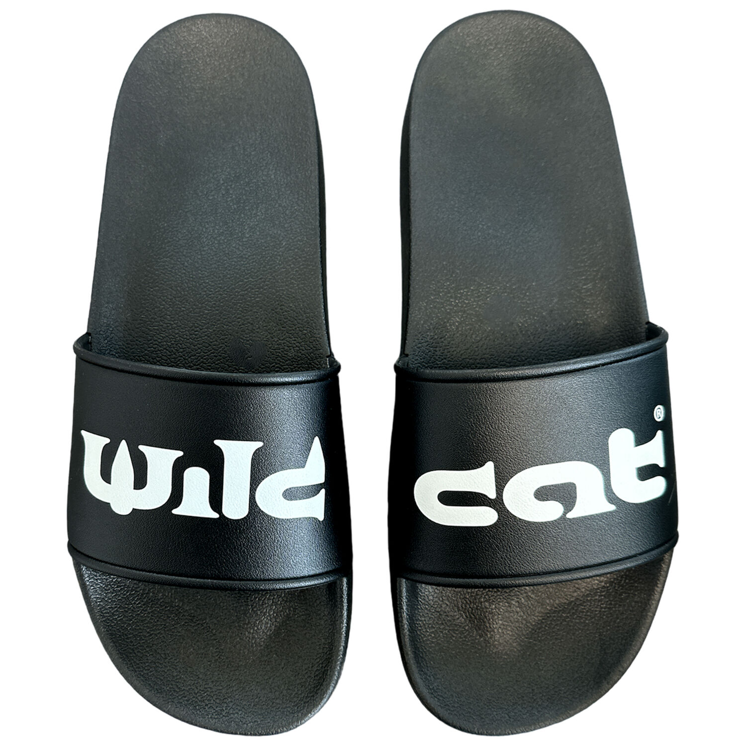 Musta Wildcat Slides logolla Mustat Wildcat sandaalit PVC:stä valkoisella logolla valkoisella taustalla