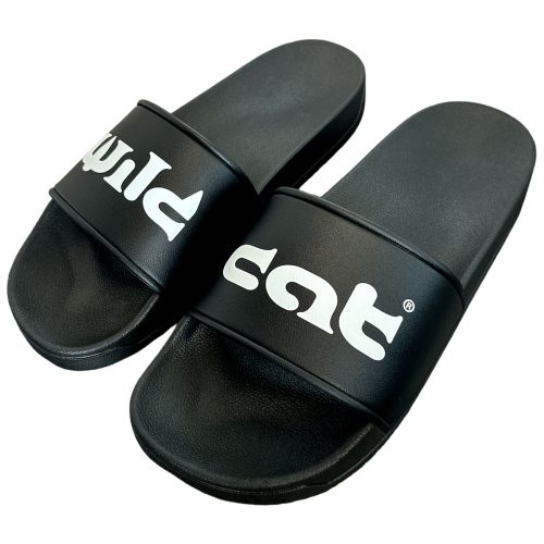 Mustat PVC-slidesit, joissa valkoinen Wildcat-logo neutraalilla taustalla