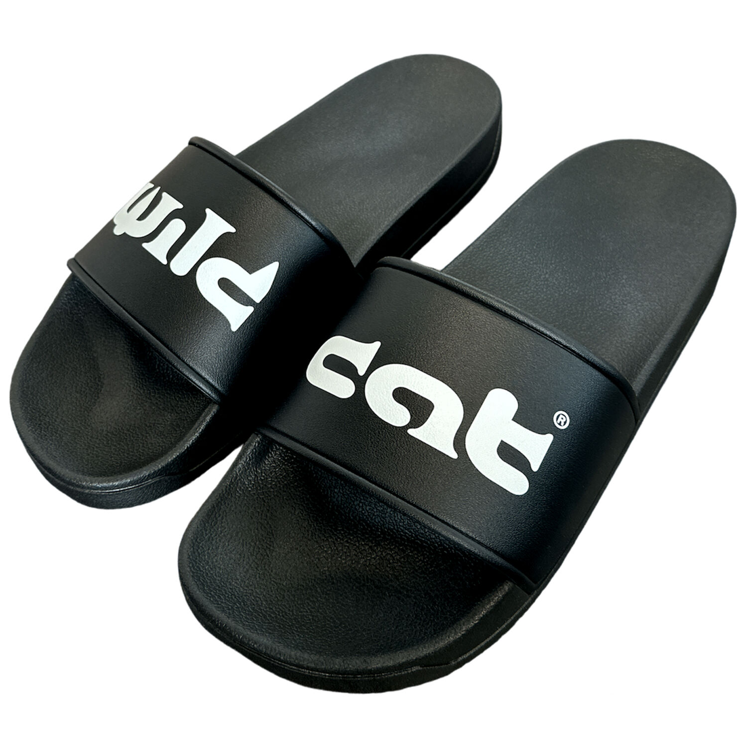Musta Wildcat-logolla varustetut slidesit Mustat PVC-slidesit, joissa valkoinen Wildcat-logo neutraalilla taustalla