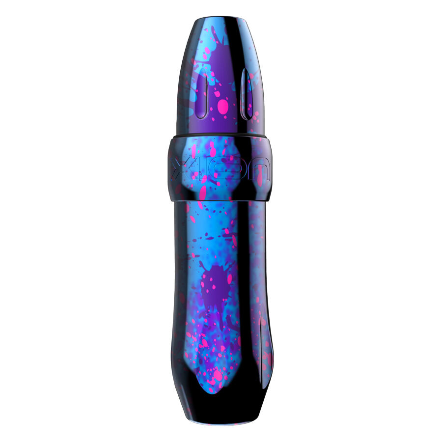 Xion Pen Cosmic Storm pinkki-sininen-violetti Tatuointikone pinkissä, sinisessä ja violetissa alumiinikotelossa valkoisella taustalla
