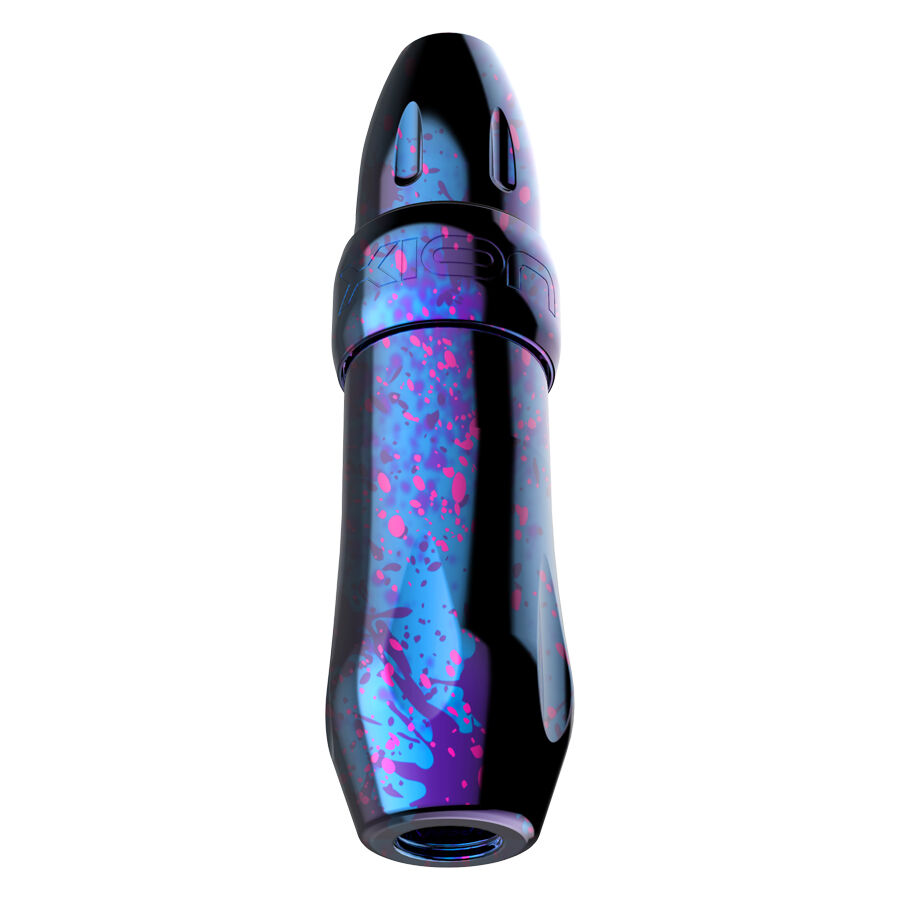 Xion Pen Cosmic Storm pinkissä ja sinisessä Xion Pen Cosmic Storm kiiltävässä pinkissä, sinisessä ja violetissa valkoisella taustalla