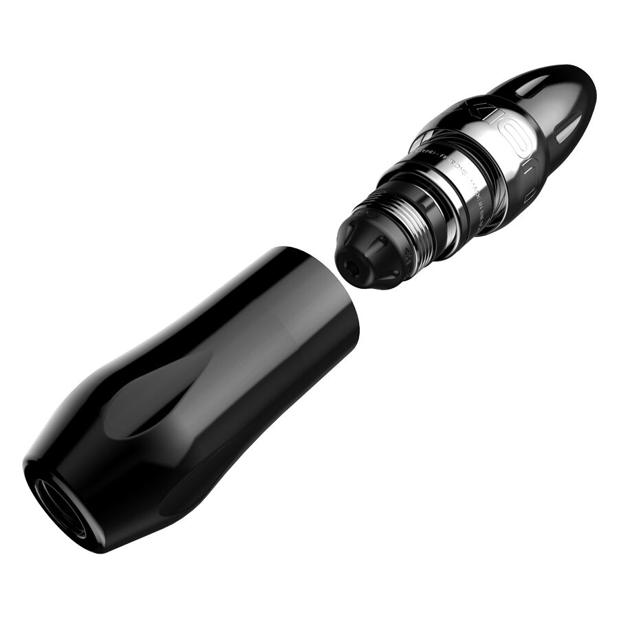 Xion Pen Gunmetal hopeanvärisenä Hopeanvärinen Xion Pen -tatuointikone valkoisella taustalla