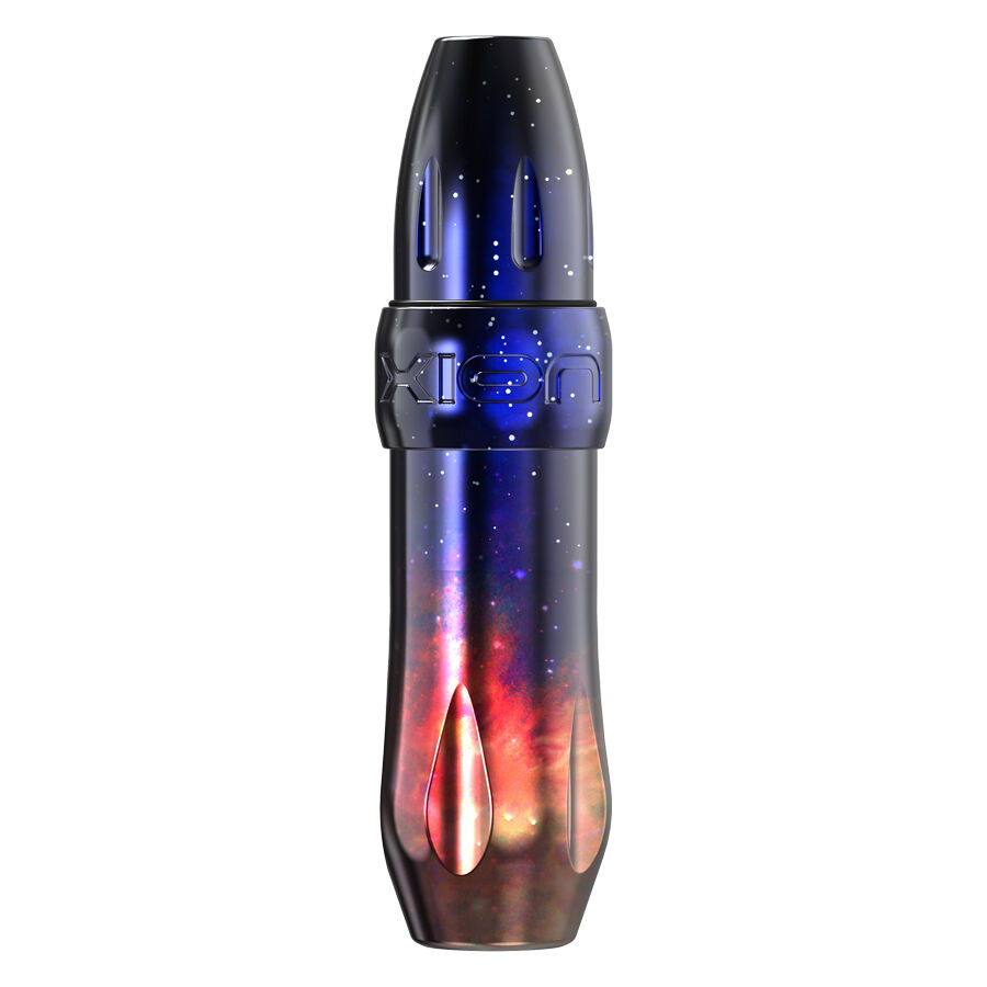Xion Pen Nebula punaisena ja tummansinisenä Tatuointikone punaisena, oranssina, mustana ja tummansinisenä valkoisella taustalla