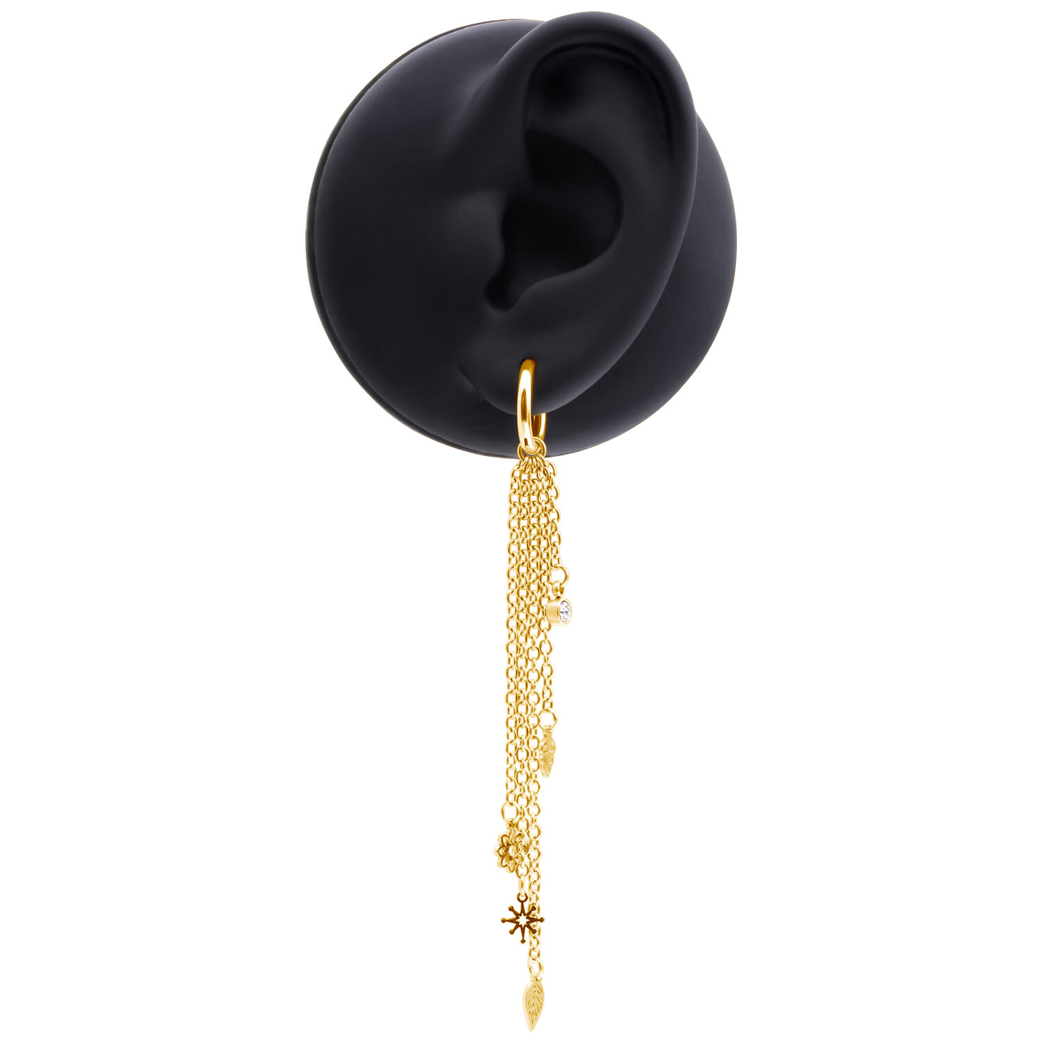 Kultaiset boho-korvakorut ketjuriipuksilla Kultaiset korvakorut pitkillä ketjuriipuksilla mustassa korvamallissa, ketjut roikkuvat elegantisti.