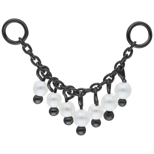 Musta piercingketju valkoisilla helmillä, pituus 20mm, valkoisella taustalla