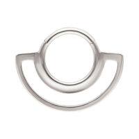 Hopeinen Dual Ring Clicker Hopeinen metallirengas, jossa kaksi pyöreää elementtiä valkoisella taustalla