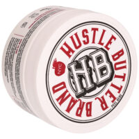 Hustle Butter Deluxe tatuointivoide 150 ml Pyöreä purkki Hustle Butter Deluxe punaisella ja mustalla logolla, valkoinen tausta