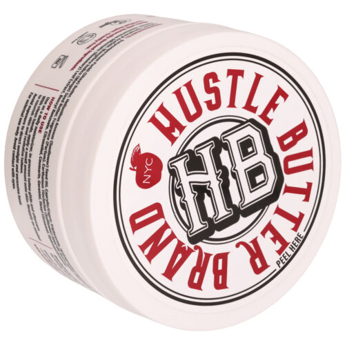 Pyöreä purkki Hustle Butter Deluxe punaisella ja mustalla logolla, valkoinen tausta