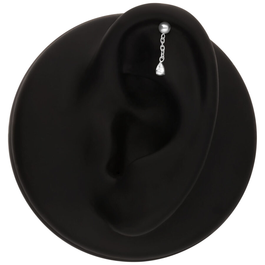 Hopeinen lävistyskoriste kirkkaalla kristallilla mustassa korvamallissa
