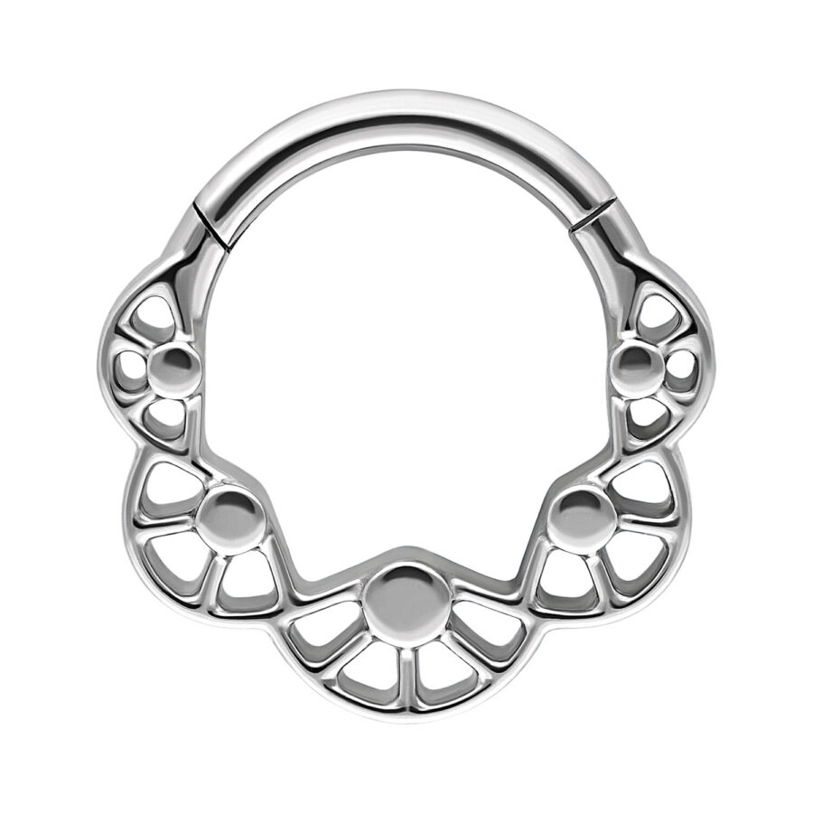 Hopeinen septum clicker, jossa on pyöreä kuplamalli valkoisella taustalla