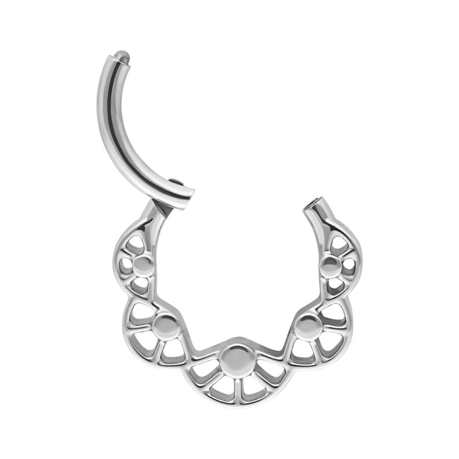 Hopeinen septum clicker pyöreillä kuvioilla valkoisella taustalla