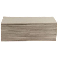 Beige, taitettu 1-kerroksinen pyyhe valkoisella taustalla