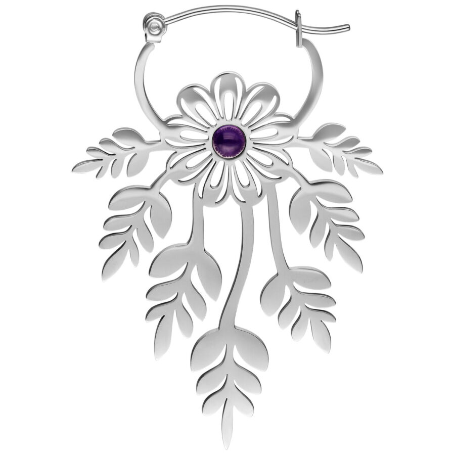 Hopeanväriset korvakorut kukkakuviolla ja violetti kivi keskellä